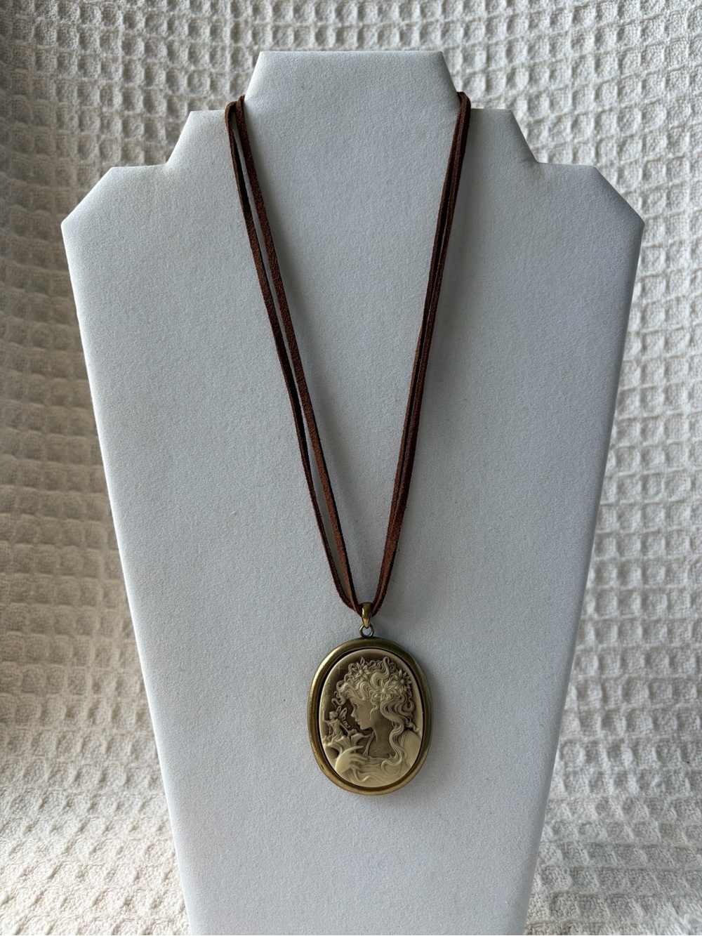 Vintage Club Monaco Gold & Cream Cameo Pendant Necklace On Brown Suede Cord